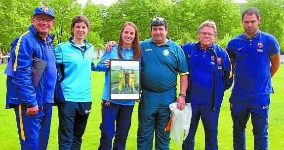 La culé Leire Landa, que se recupera de una grave lesión, fue homenajeada por ambos clubes.