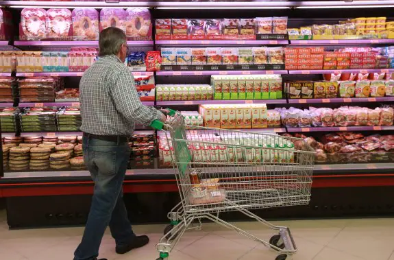 Un cliente del nuevo Mercadona de Irun observa los productos que ofrece el supermercado. 