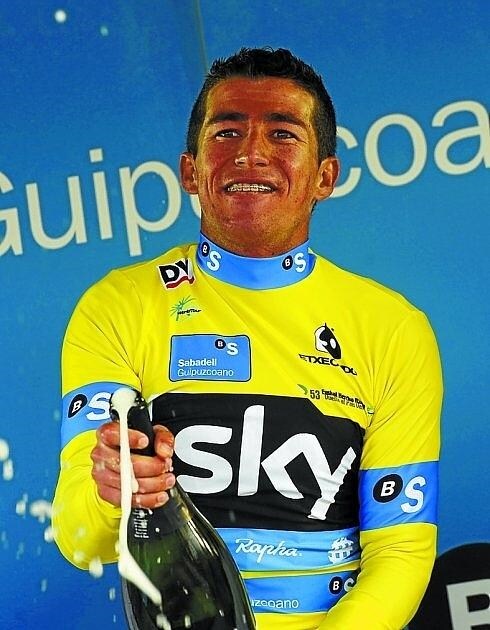 Sergio Henao, vestido de amarillo en la Vuelta al País Vasco.