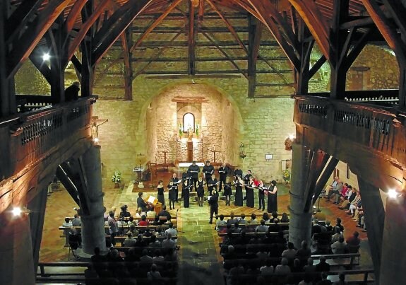 Antigua. Un coro cantando en el interior de la ermita. 