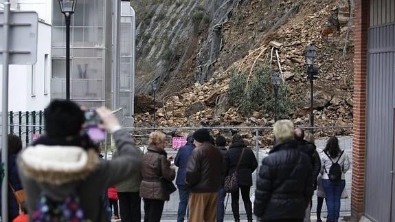 Numerosos vecinos miran expectantes parte de la ladera desprendida en Ondarroa. 