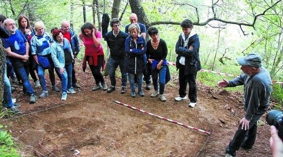 El forense Pako Etxeberria, de Aranzadi, explica el hallazgo en el monte Txaldatxur. 