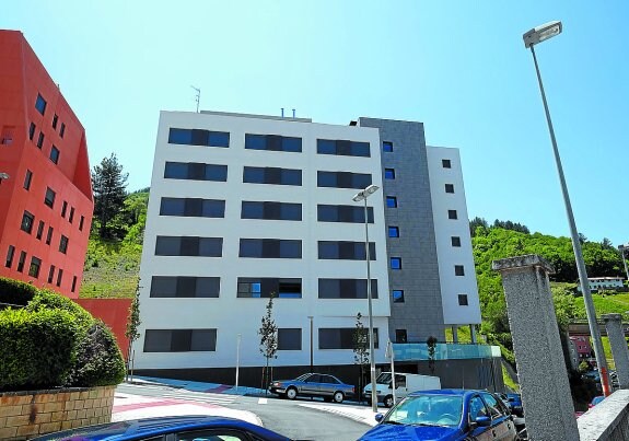 El edificio blanco de Egazelai aloja los apartamentos para los jóvenes.