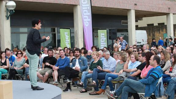 Marian Beitialarrangoitia interviene en el mitin de EH Bildu en Zarautz.