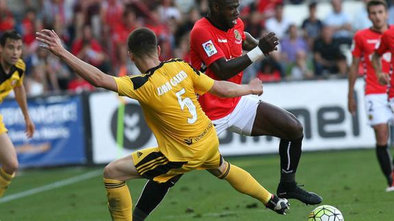 Emaná (d), disputa un balon con el defensa de Osasuna, David García