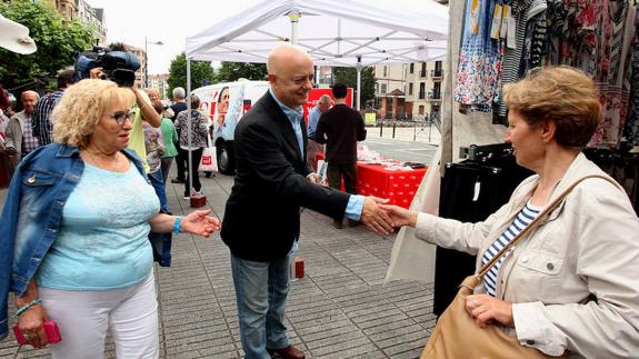 El candidato del PSE por Gipuzkoa Odón Elorza ha estado esta mañana en Errenteria.