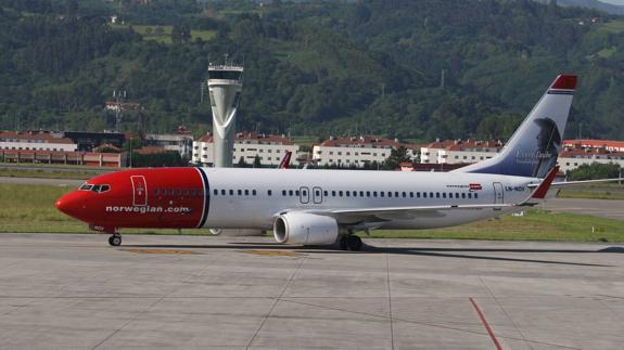 Un avión de la compañia Norwegian en el aeropuerto de Loiu.