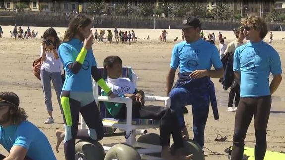 Surf solidario para niños en riesgo de exclusión social