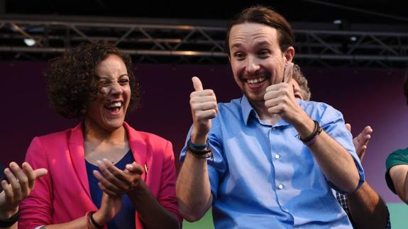 Nagua Alba y Pablo Iglesias en el mitin de Vitoria