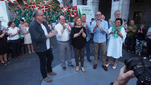Los dirigentes y candidatos del PNV en el mitin de Elgoibar.