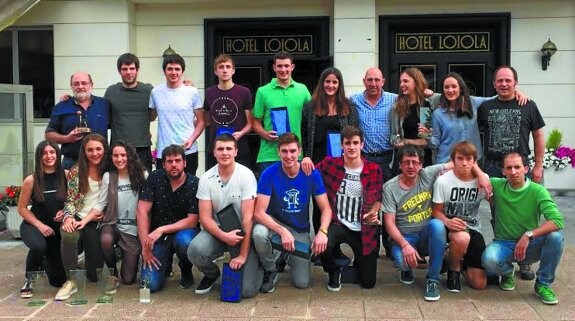 Los galardonados junto a directivos del club y el representante municipal. 