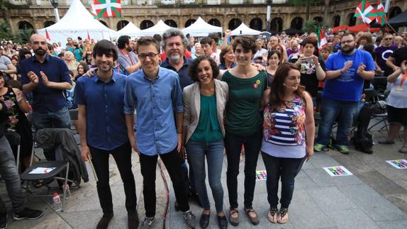 Dirigentes y candidatos de Unidos Podemos antes de comenzar el mitin de Bilbao