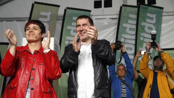 Marian Beitialarrangoitia y Arnaldo Otegi en el mitin de cierre de campaña celebrado en San Sebastián.