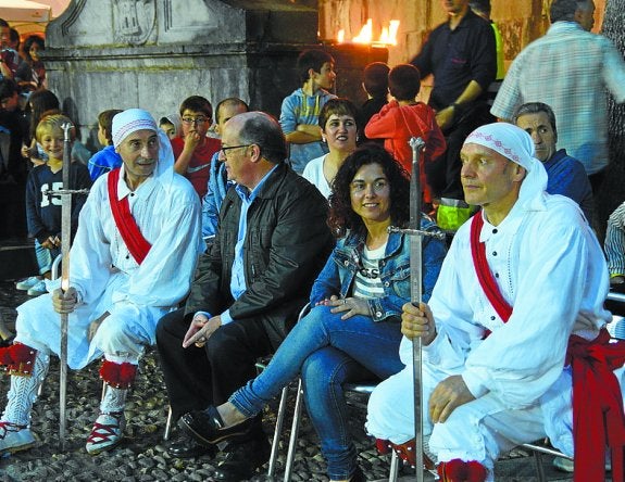 Esker ona jaso ostean alkatearen laguntzarekin piztu zuten sua. 