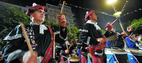 La tamborrada de adultos de San Juan, que fue seguida por mucho público, contó con unos 250 participantes. 