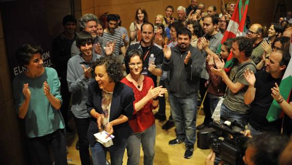 Nagua Alba, arropada por sus seguidores. / IGNACIO PÉREZ