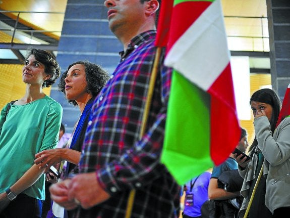 Dirigentes de Unidos Podemos, en la noche electoral del domingo en Bilbao. 