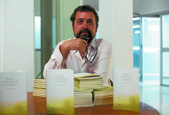 José María García García, con ejemplares de su último libro sobre la vida y la muerte.