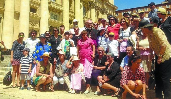 Foto de familia de la expedición de 55 personas, acompañados por el obispo Munilla.