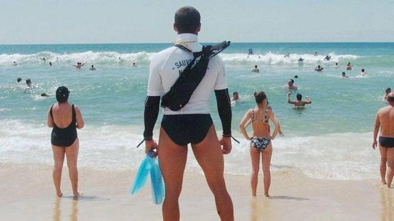 Un vigilante de los CRS en una de las playa francesa. 