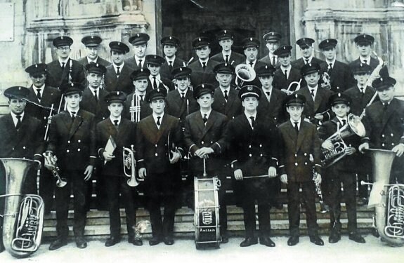 Banda. Fraca, batuta en mano, con la Banda de Música, en una imagen del año 1963.