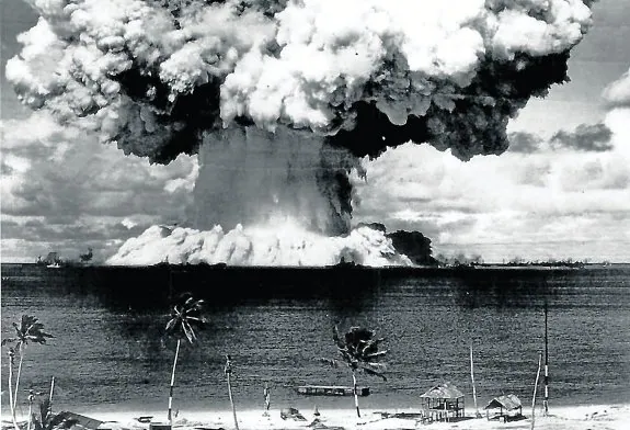 Explosión. Una de las dos deflagraciones nucleares provocadas en la laguna del atolón Bikini, en el Pacífico, en julio de 1946.