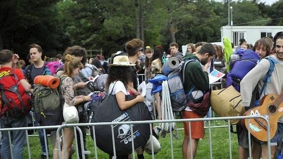 Varios asistentes al festival.