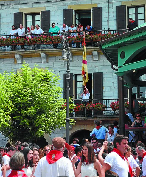 Por la mañana los actos finalizaron con la izada de la bandera.