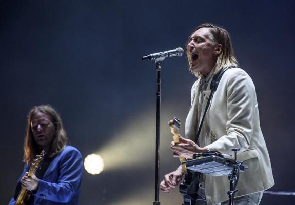 La banda canadiense 'Arcade Fire' durante el concierto de la primera jornada del festival internacional de música Bilbao BBK Live. 