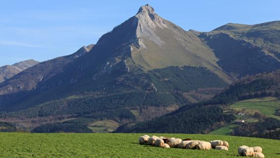 Observar el mundo desde la cumbre del Txindoki