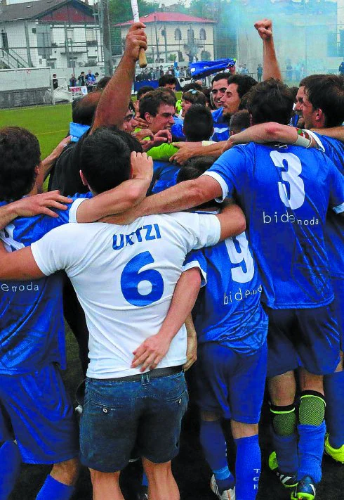 Celebración del ascenso a Tercera División tras el partido contra el Real Unión.

