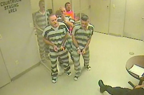 Unos presos se escapan de su celda para socorrer a un guarda inconsciente | El Diario Vasco