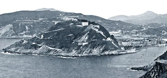 El monte Urgull, con sus fortificaciones antes de construirse el Paseo Nuevo.