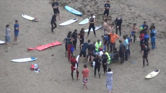 Un surfista en estado grave tras ser rescatado en la playa vizcaína de La Salvaje