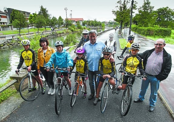 Cristina Laborda, Pedro Alegre y Juanjo Garagarza con chavales del Club Ciclista Irunés ayer. 