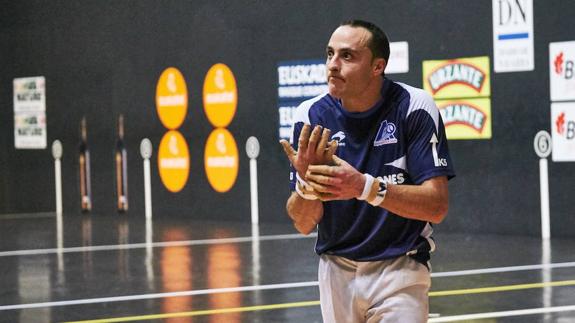 Juan Martínez de Irujo durante un partido de pelota. 