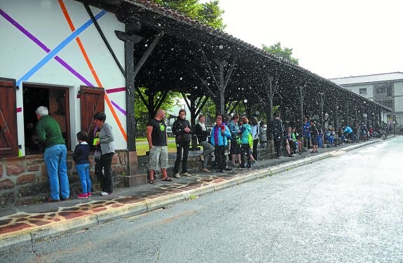 Venta de entradas para la comida, ayer en la sede de Baztandarren Biltzarra. 