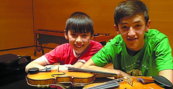 Los hermanos Martínez Imai estudian en el Conservatorio de Irun.