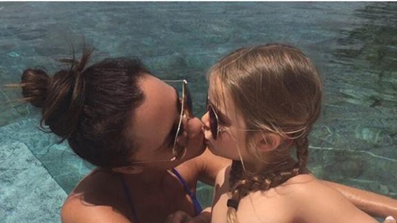 Victoria Beckham, abucheada por besar a su hija en los labios