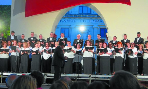 La coral sevillana. Ángel de Urcelay, conformada por cuarenta voces mixtas, canta esta noche en Zarautz.