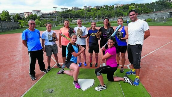 Preparadas. Las jugadoras de sófbol del Atlético San Sebastián posan antes del inicio de un entrenamiento esta semana en el campo de Riberas de Loiola. 