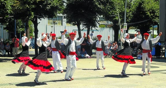 Ambiente festivo. La música y los bailes, acompañados de un magnífico tiempo, protagonizaron la jornada de ayer. 