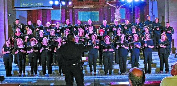 El coro Ángel de Urcelay. Los sevillanos, en plena actuación el pasado sábado, con la iglesia repleta de público. 