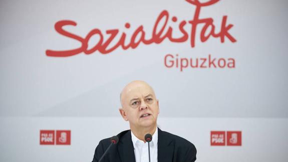 El diputado socialista por Gipuzkoa, Odón Elorza, en una rueda de prensa en San Sebastián.