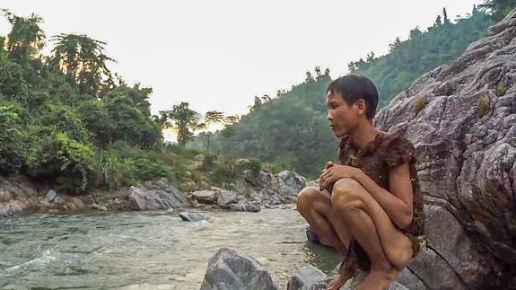 Ho van Lang contempla el cauce del río junto al que vivió durante 41 años.
