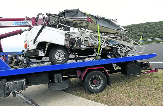 La furgoneta en la que viajaban la mujer fallecida y su marido quedó destrozada.