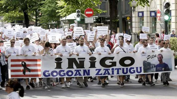 La plataforma durante una manifestación silenciosa en Bilbao en nombre de Iñigo. 