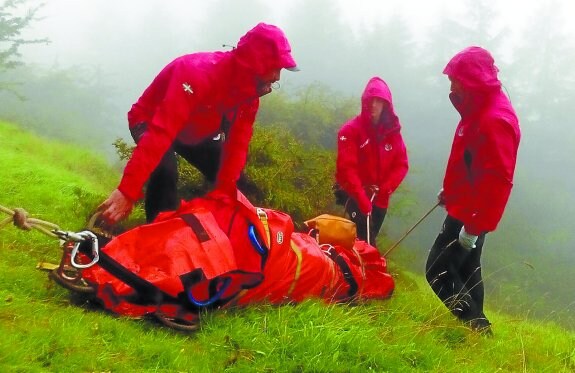 Efectivos de la Unidad de Rescate de la Ertzaintza, tras recuperar el cadáver del montañero.