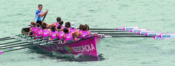 Nerea Pérez, patrona de San Juan, luce el maillot que les acredita como líderes de la Liga Euskotren al ganar las cuatro regatas. 