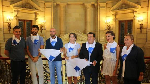 Presentación en el Ayuntamiento del pañuelo diseñado por el donostiarra Iñigo Garvi.